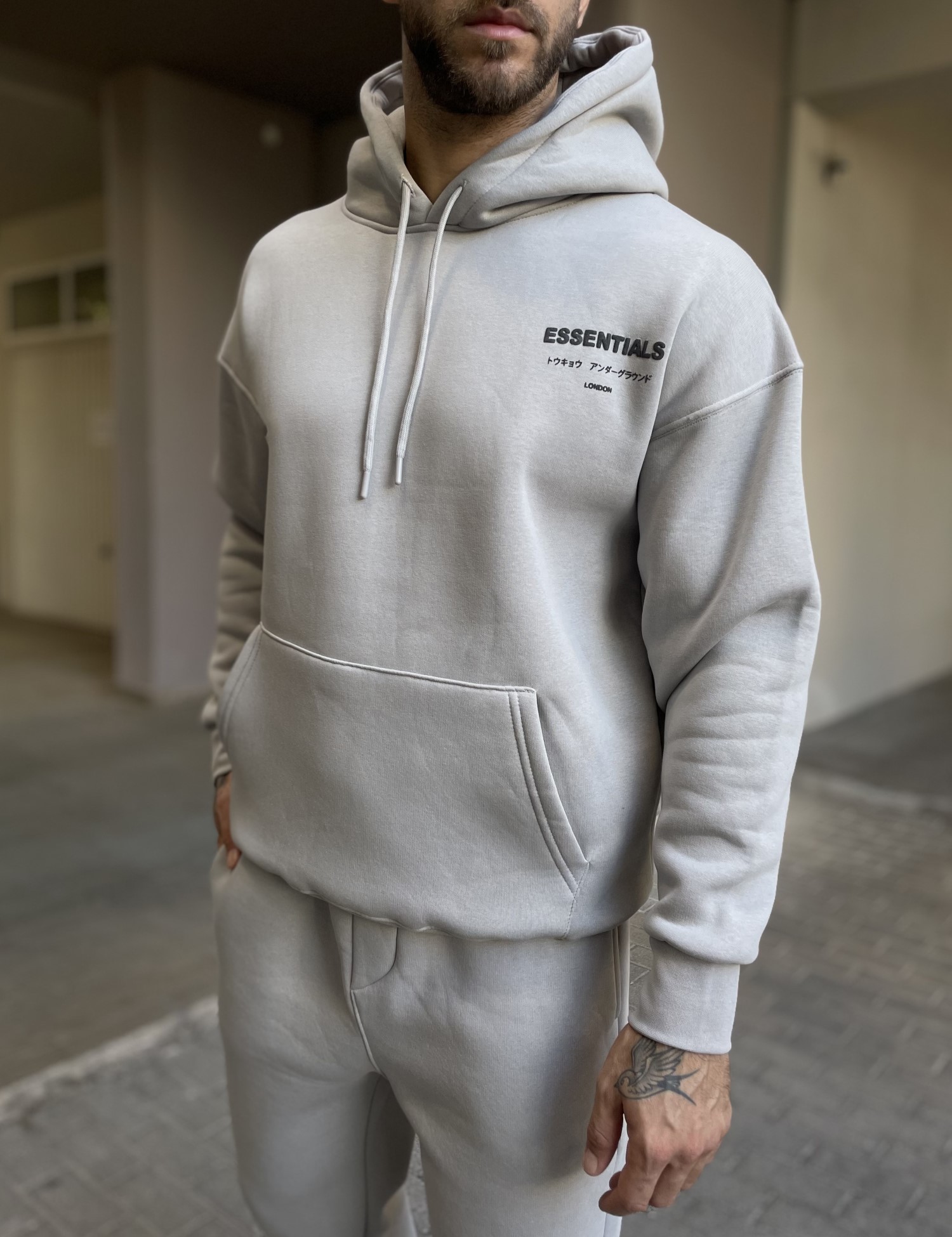 Ανδρικό γκρι φούτερ με κουκούλα και λογότυπο στο στήθος ES26016G φωτογραφία